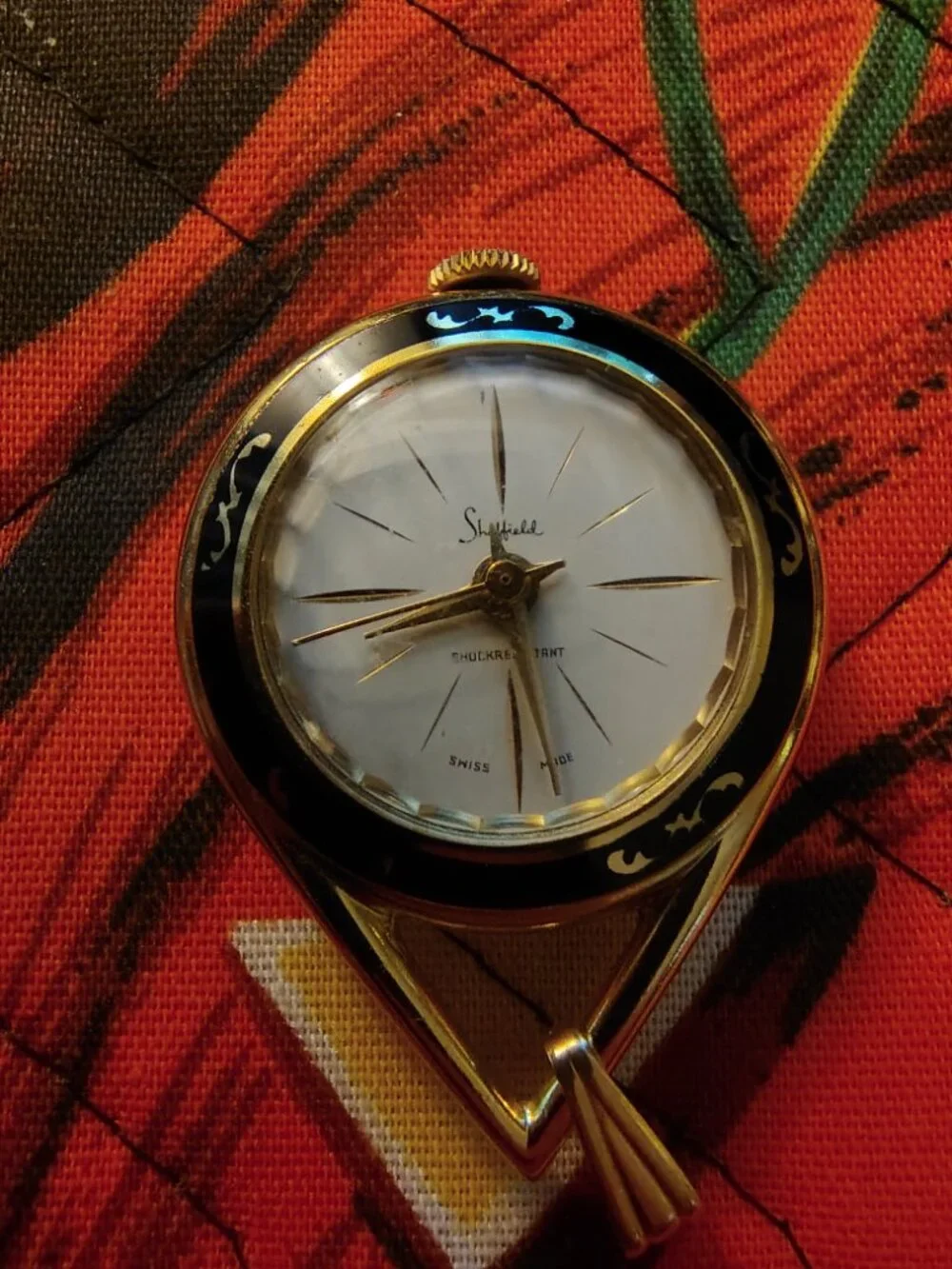 Vintage pendant watch   runs great  nice retro!!!